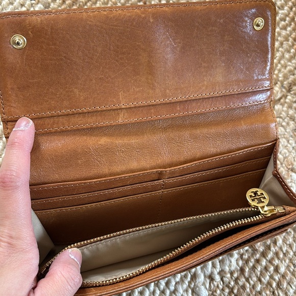 Tory Burch leather envelope continental wallet in tan - Picture 3 of 9